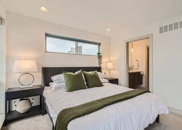 Upscale Townhome W/ Stunning Rooftop Views