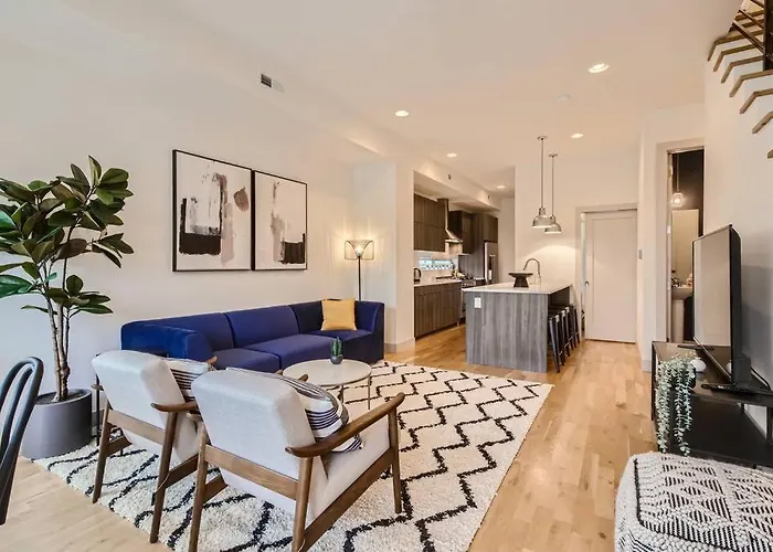 Upscale Townhome W/ Stunning Rooftop Views