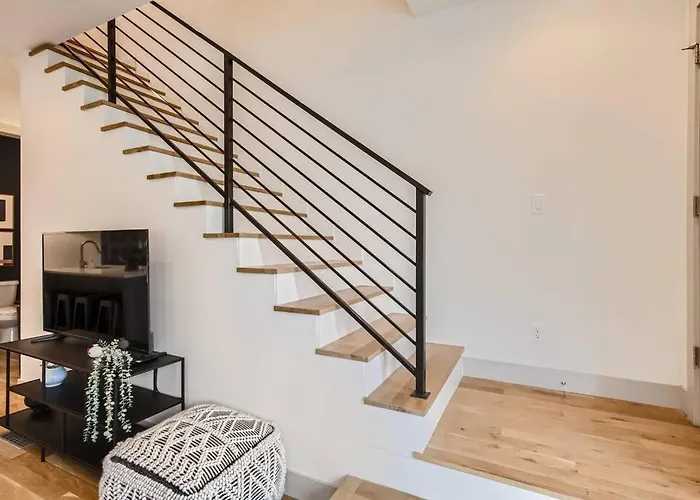 Upscale Townhome W/ Stunning Rooftop Views