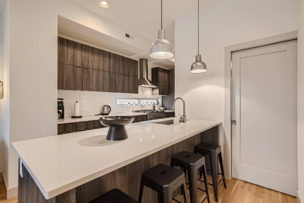 Upscale Townhome W/ Stunning Rooftop Views Hébergement de vacances