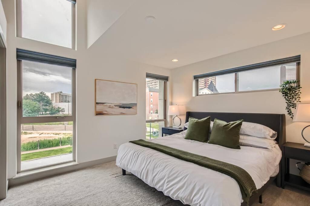 Upscale Townhome W/ Stunning Rooftop Views * DEN