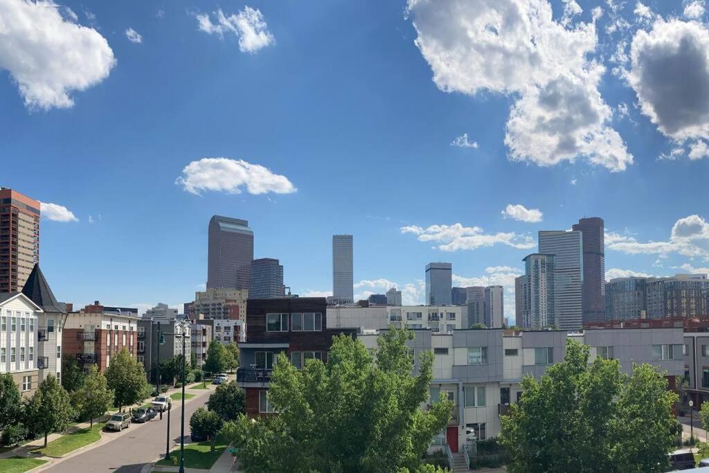 Upscale Townhome W/ Stunning Rooftop Views Hébergement de vacances *