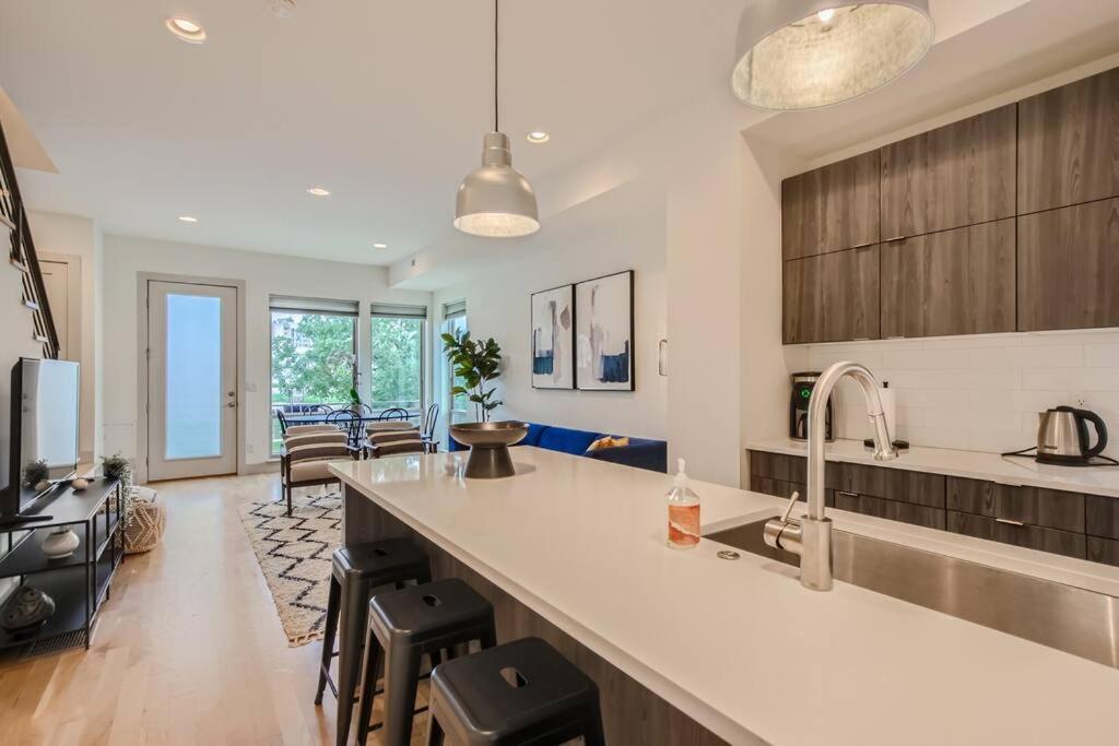 Hébergement de vacances Upscale Townhome W/ Stunning Rooftop Views *