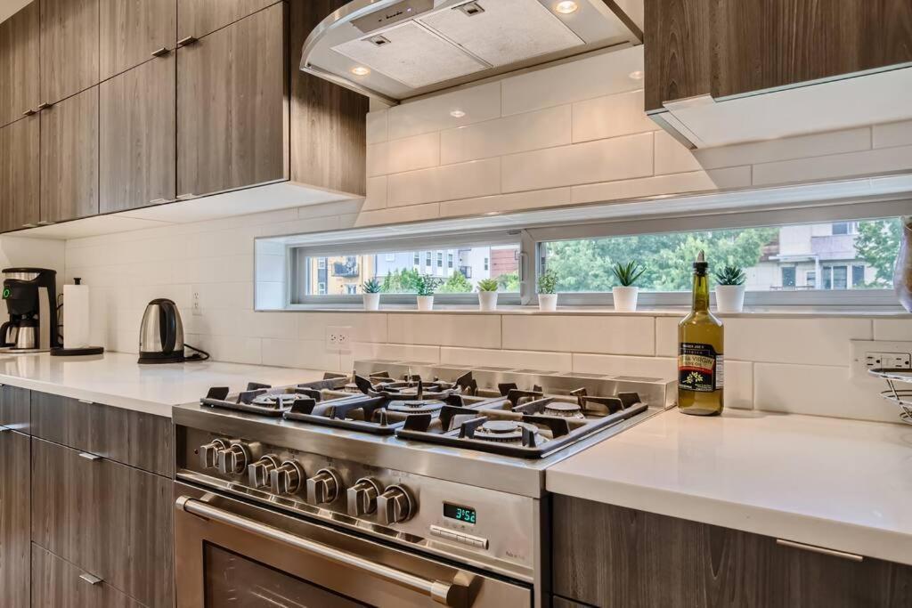 Upscale Townhome W/ Stunning Rooftop Views Hébergement de vacances DEN