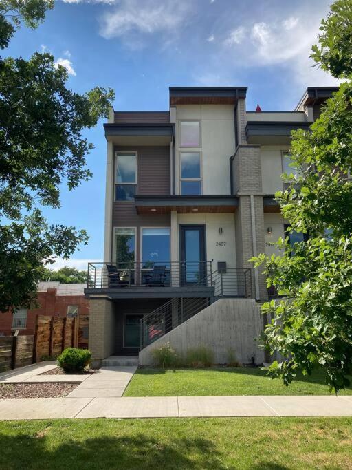 Upscale Townhome W/ Stunning Rooftop Views Holiday home